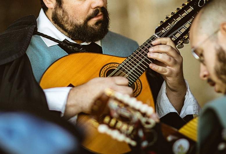 Bandurria de Aupa Tuna durante una serenata